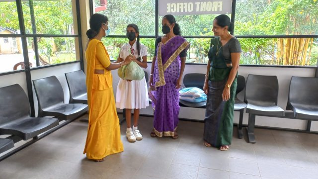 "සිනහ දකින අපේ ලොවක්" 